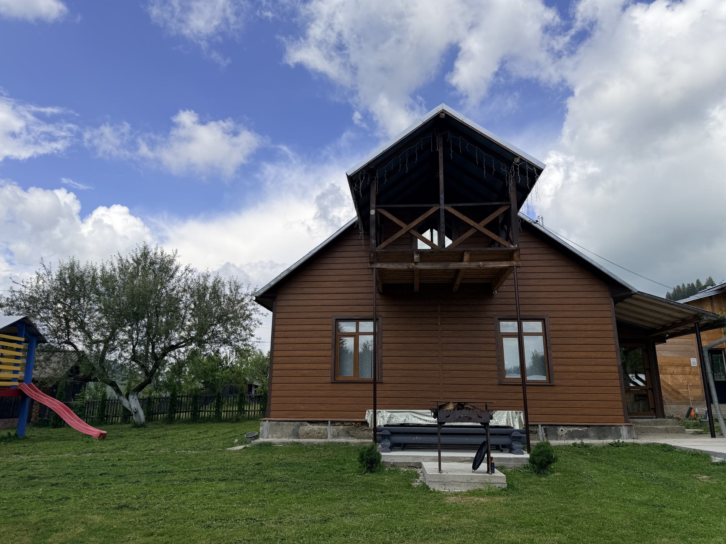 Вілла Карпатська Бульбона на тлі карпатського неба